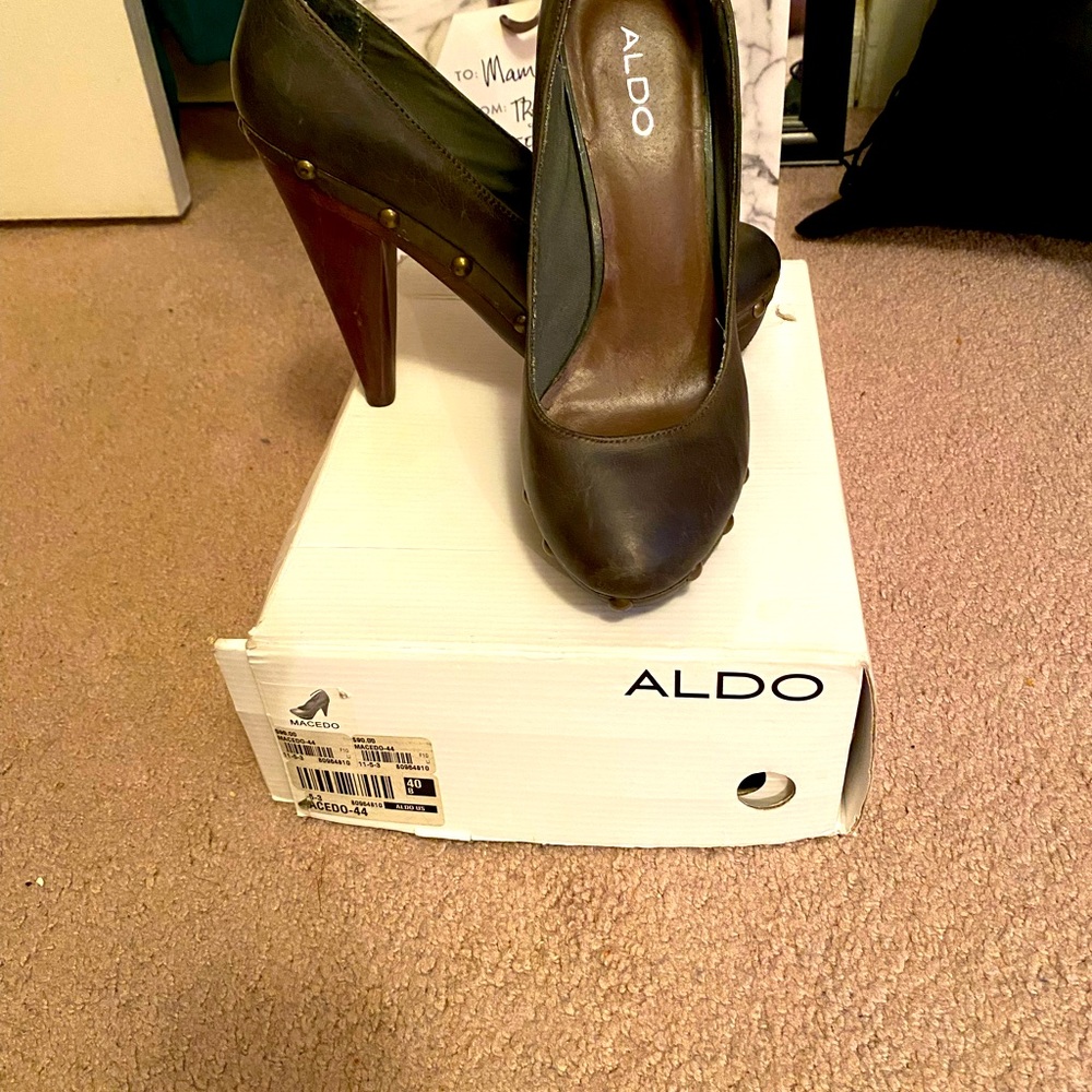 Olive green wooden 4inch heel pumps. Very seductive and sexy.